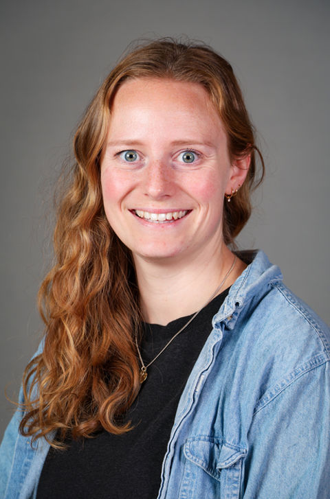 en person med langt hår som smiler