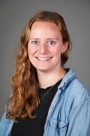 en person med langt hår som smiler