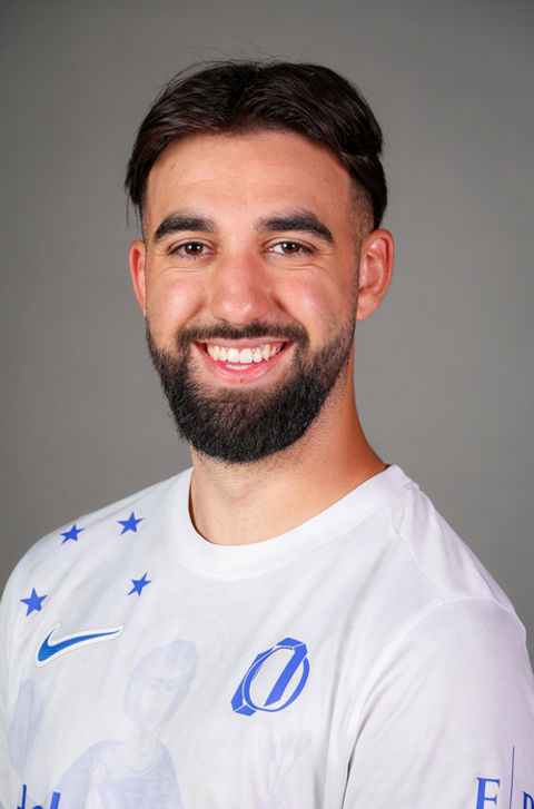 en person som smiler til kameraet