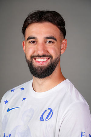 en person som smiler til kameraet