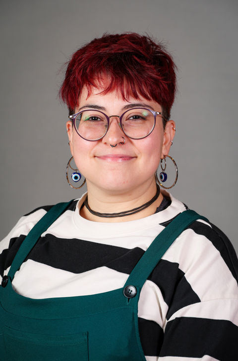 en person med rødt hår og briller