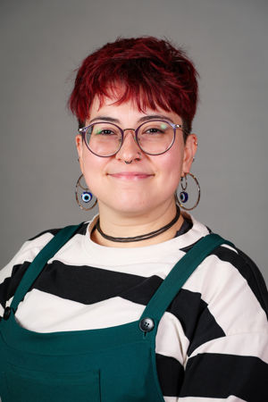 en person med rødt hår og briller