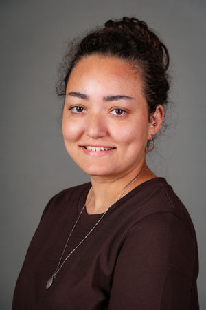 en person som smiler til kameraet