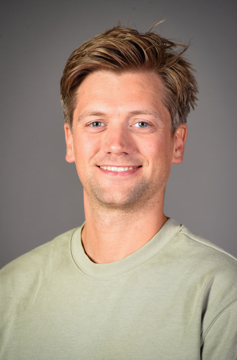 en person som smiler til kameraet