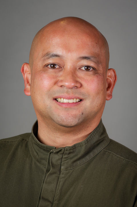 en skallet person i grønn skjorte