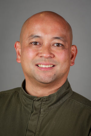 en skallet person i grønn skjorte