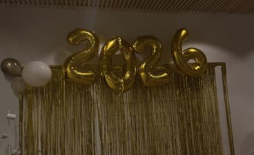 en gruppe gull- og sølvobjekter