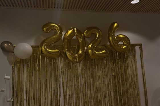 en gruppe gull- og sølvobjekter