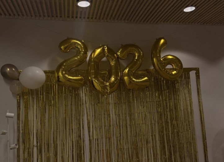 en gruppe gull- og sølvobjekter