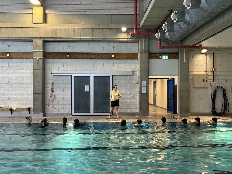 en person som står i et svømmebasseng