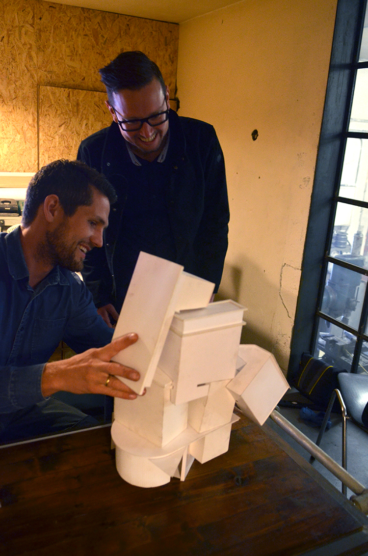 Produksjon og montering av ACTING ON YOUR BEST BEHAVIOUR. Kunstnere er Stian Ådlandsvik og Lutz-Rainer Müller.  Foto: Signe Marie Andersen