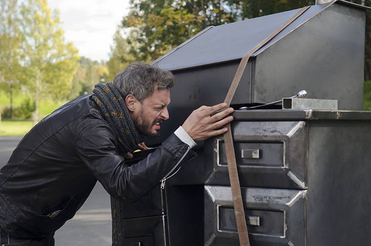 Produksjon og montering av ACTING ON YOUR BEST BEHAVIOUR. Kunstnere er Stian Ådlandsvik og Lutz-Rainer Müller.  Foto: Signe Marie Andersen
