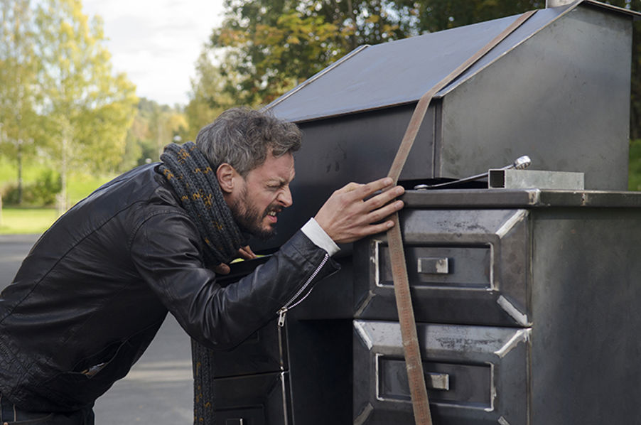 Produksjon og montering av ACTING ON YOUR BEST BEHAVIOUR. Kunstnere er Stian Ådlandsvik og Lutz-Rainer Müller.  Foto: Signe Marie Andersen