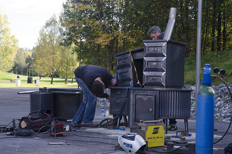 Produksjon og montering av ACTING ON YOUR BEST BEHAVIOUR. Kunstnere er Stian Ådlandsvik og Lutz-Rainer Müller.  Foto: Signe Marie Andersen