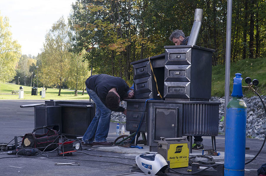 Produksjon og montering av ACTING ON YOUR BEST BEHAVIOUR. Kunstnere er Stian Ådlandsvik og Lutz-Rainer Müller.  Foto: Signe Marie Andersen