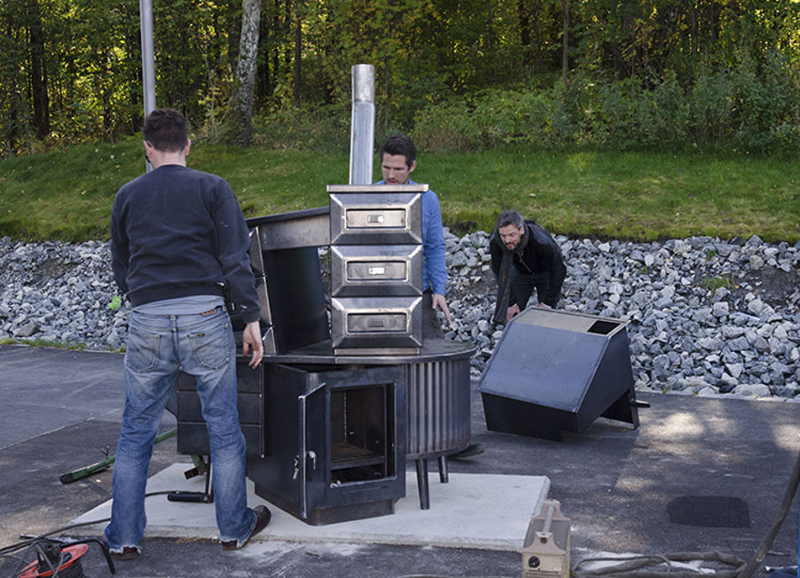 Produksjon og montering av ACTING ON YOUR BEST BEHAVIOUR. Kunstnere er Stian Ådlandsvik og Lutz-Rainer Müller.  Foto: Signe Marie Andersen