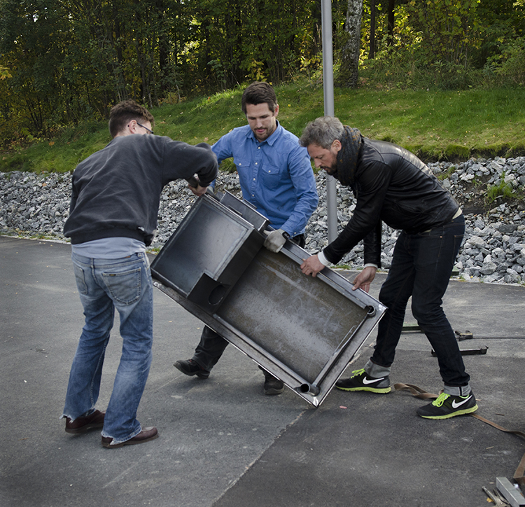 Produksjon og montering av ACTING ON YOUR BEST BEHAVIOUR. Kunstnere er Stian Ådlandsvik og Lutz-Rainer Müller.  Foto: Signe Marie Andersen