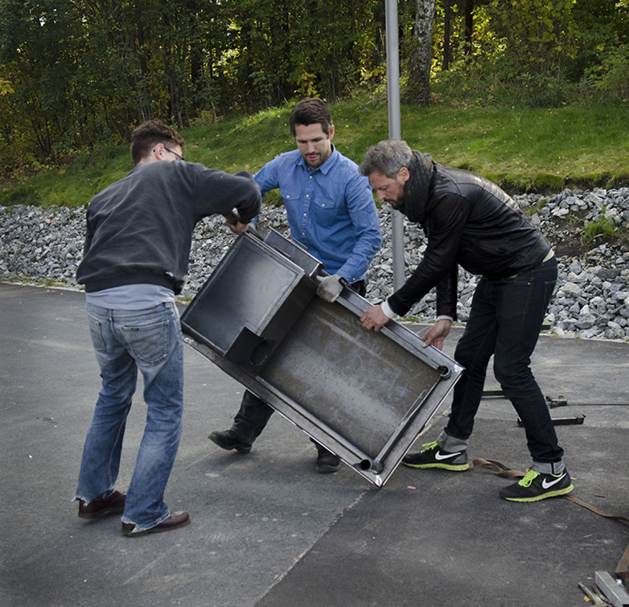 Produksjon og montering av ACTING ON YOUR BEST BEHAVIOUR. Kunstnere er Stian Ådlandsvik og Lutz-Rainer Müller.  Foto: Signe Marie Andersen