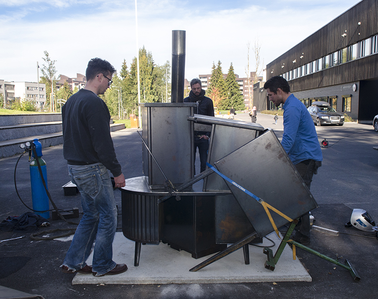 Produksjon og montering av ACTING ON YOUR BEST BEHAVIOUR. Kunstnere er Stian Ådlandsvik og Lutz-Rainer Müller.  Foto: Signe Marie Andersen