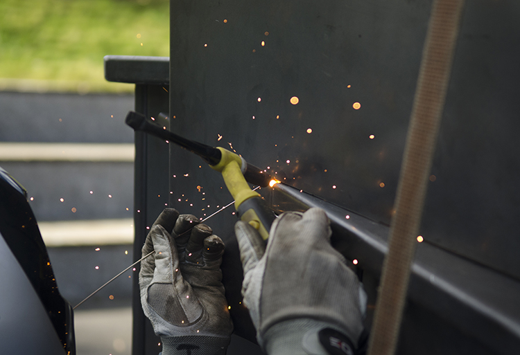 Produksjon og montering av ACTING ON YOUR BEST BEHAVIOUR. Kunstnere er Stian Ådlandsvik og Lutz-Rainer Müller.  Foto: Signe Marie Andersen