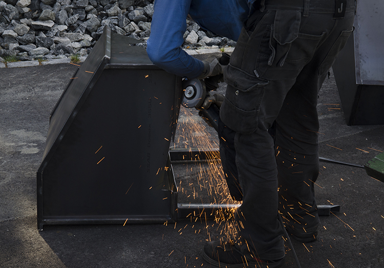 Produksjon og montering av ACTING ON YOUR BEST BEHAVIOUR. Kunstnere er Stian Ådlandsvik og Lutz-Rainer Müller.  Foto: Signe Marie Andersen