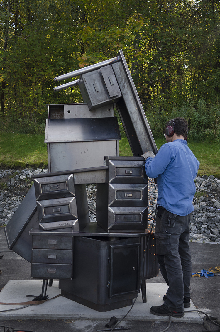 Produksjon og montering av ACTING ON YOUR BEST BEHAVIOUR. Kunstnere er Stian Ådlandsvik og Lutz-Rainer Müller.  Foto: Signe Marie Andersen