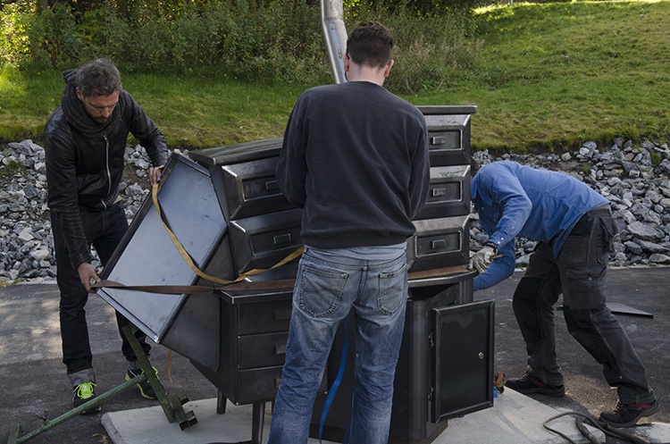 Produksjon og montering av ACTING ON YOUR BEST BEHAVIOUR. Kunstnere er Stian Ådlandsvik og Lutz-Rainer Müller.  Foto: Signe Marie Andersen