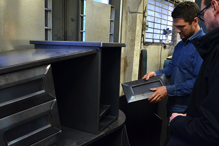 Produksjon og montering av ACTING ON YOUR BEST BEHAVIOUR. Kunstnere er Stian Ådlandsvik og Lutz-Rainer Müller.  Foto: Signe Marie Andersen