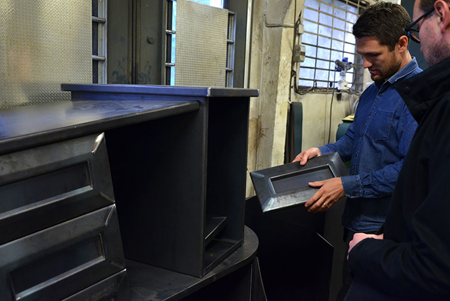 Produksjon og montering av ACTING ON YOUR BEST BEHAVIOUR. Kunstnere er Stian Ådlandsvik og Lutz-Rainer Müller.  Foto: Signe Marie Andersen