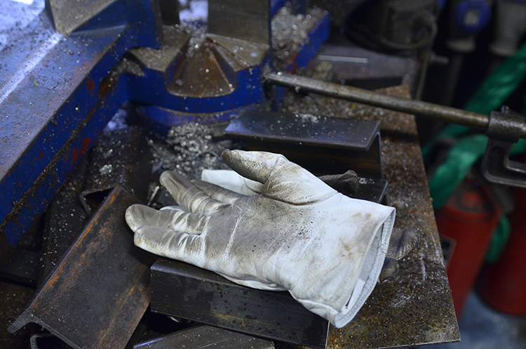 Produksjon og montering av ACTING ON YOUR BEST BEHAVIOUR. Kunstnere er Stian Ådlandsvik og Lutz-Rainer Müller.  Foto: Signe Marie Andersen