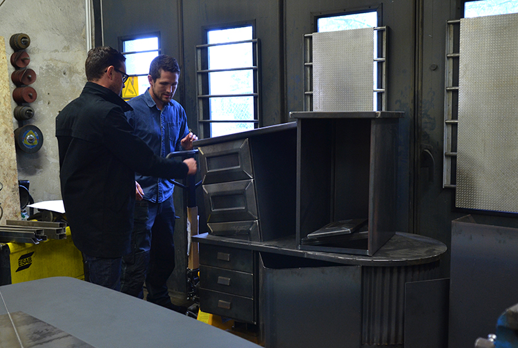 Produksjon og montering av ACTING ON YOUR BEST BEHAVIOUR. Kunstnere er Stian Ådlandsvik og Lutz-Rainer Müller.  Foto: Signe Marie Andersen