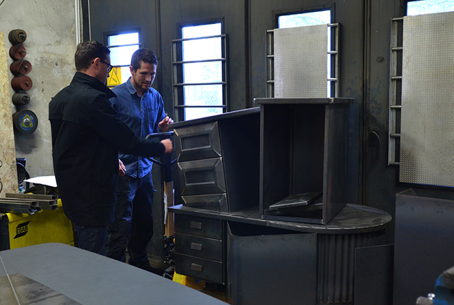 Produksjon og montering av ACTING ON YOUR BEST BEHAVIOUR. Kunstnere er Stian Ådlandsvik og Lutz-Rainer Müller.  Foto: Signe Marie Andersen