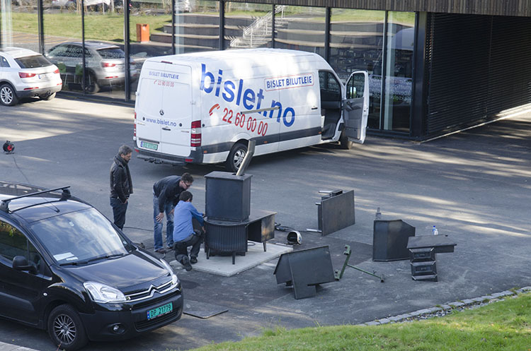 Produksjon og montering av ACTING ON YOUR BEST BEHAVIOUR. Kunstnere er Stian Ådlandsvik og Lutz-Rainer Müller.  Foto: Signe Marie Andersen