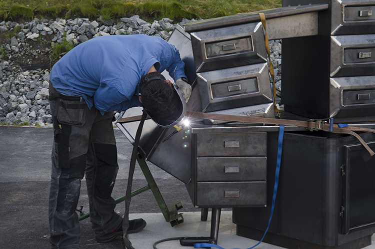 Produksjon og montering av ACTING ON YOUR BEST BEHAVIOUR. Kunstnere er Stian Ådlandsvik og Lutz-Rainer Müller.  Foto: Signe Marie Andersen