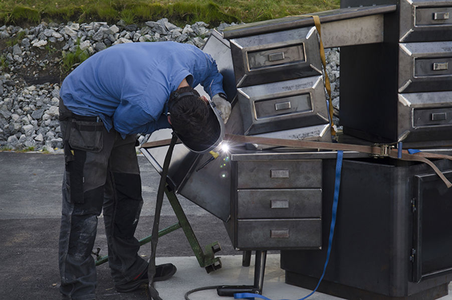 Produksjon og montering av ACTING ON YOUR BEST BEHAVIOUR. Kunstnere er Stian Ådlandsvik og Lutz-Rainer Müller.  Foto: Signe Marie Andersen