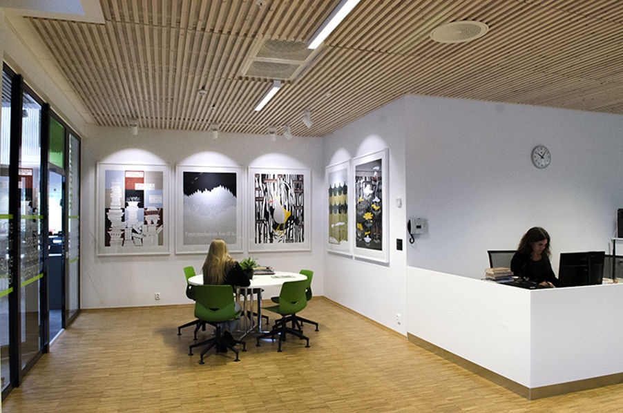 Fem tresnitt av Anette og Caroline Kierulf Biblioteket ved Granstangen skole Foto: Signe Marie Andersen Fem tresnitt av Anette og Caroline Kierulf Biblioteket ved Granstangen skole Foto: Signe Marie Andersen