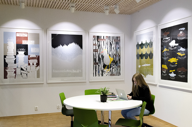 Fem tresnitt av Anette og Caroline Kierulf Biblioteket ved Granstangen skole Foto: Signe Marie Andersen