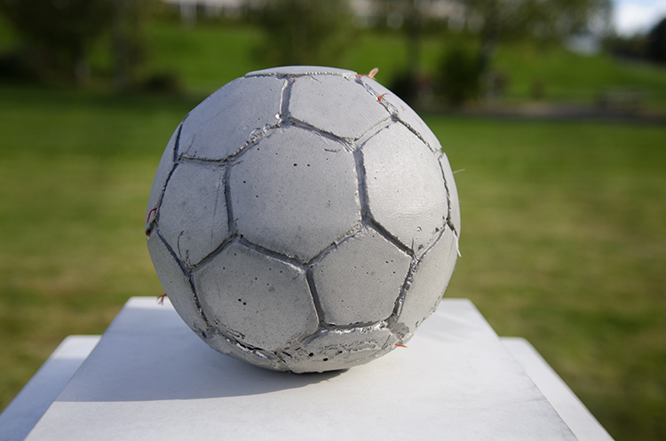 Skulpturhagen, FOOTBALL av Khaled Jarrar Foto: Signe Marie Andersen