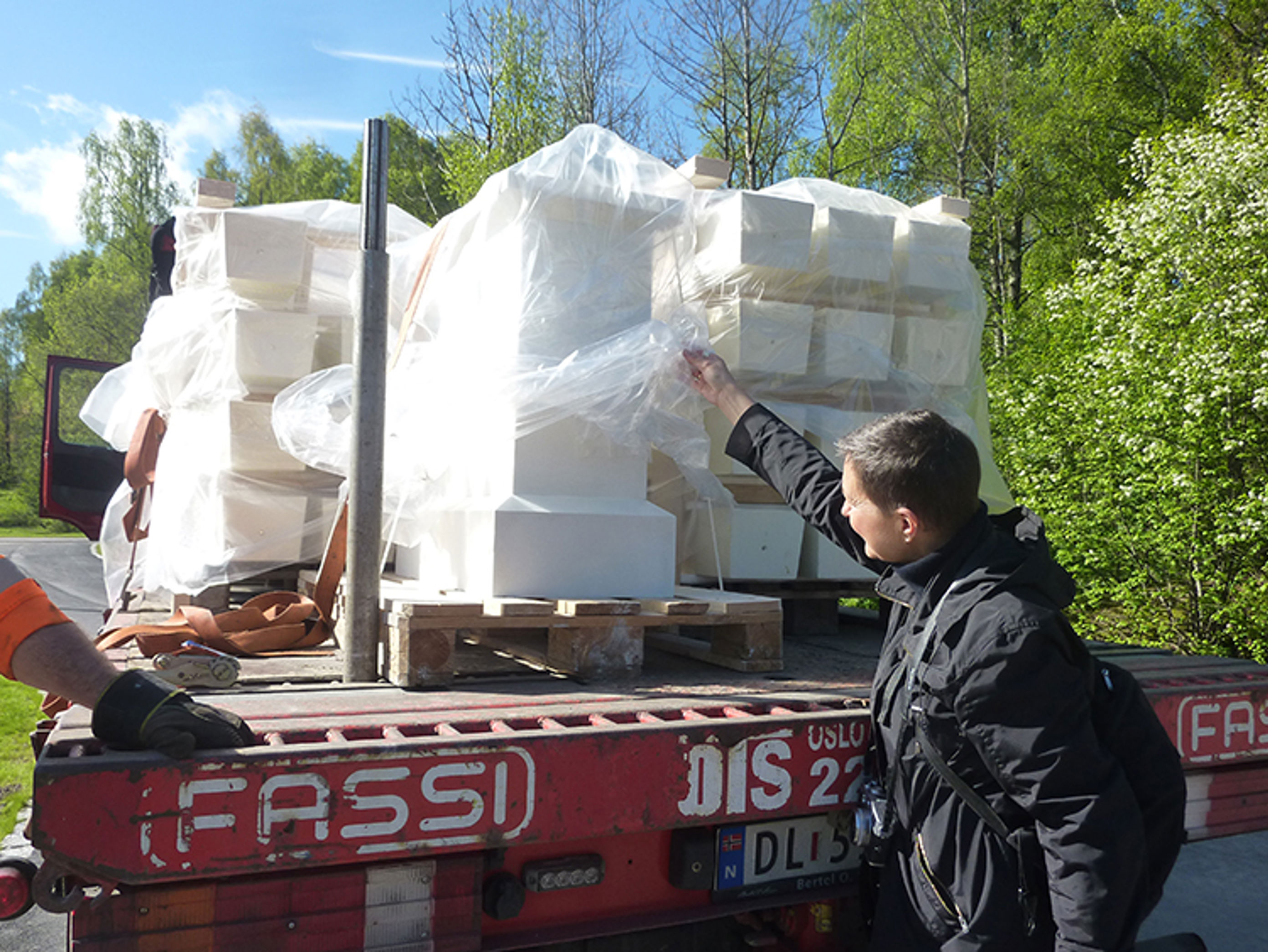 Montering av syv sokler til Skulptuhagen. Foto: Tina Jonsbu