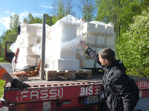 Montering av syv sokler til Skulptuhagen. Foto: Tina Jonsbu