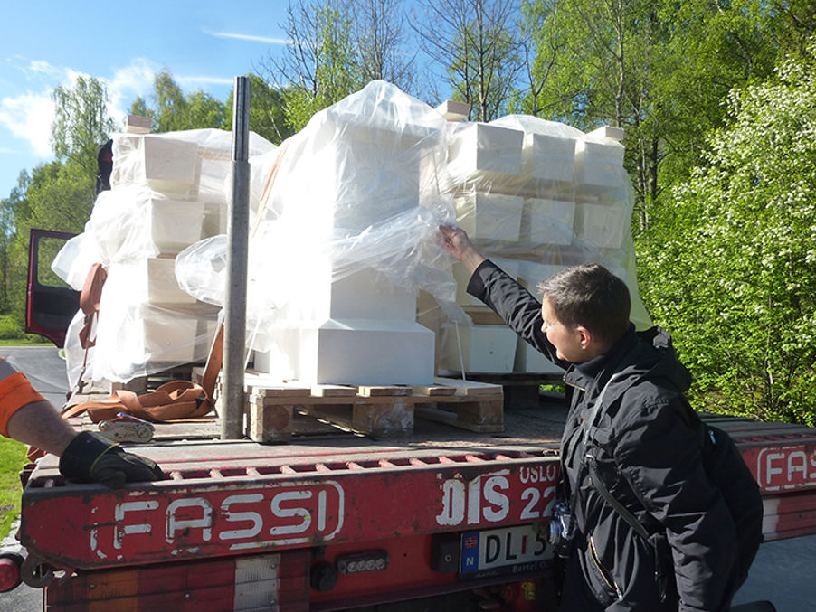Montering av syv sokler til Skulptuhagen. Foto: Tina Jonsbu Montering av syv sokler til Skulptuhagen. Foto: Tina Jonsbu