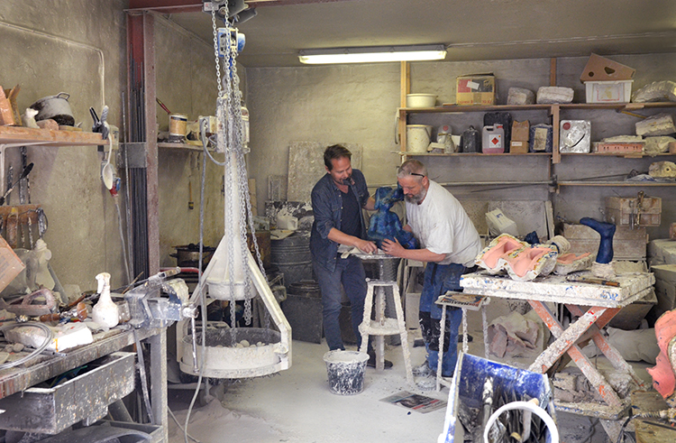 LOOKING UP, VERSJON II av Petter Hepsø Arbeid i støperiet Foto: Signe Marie Andersen