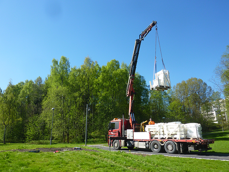Montering av syv sokler til Skulptuhagen. Foto: Tina Jonsbu