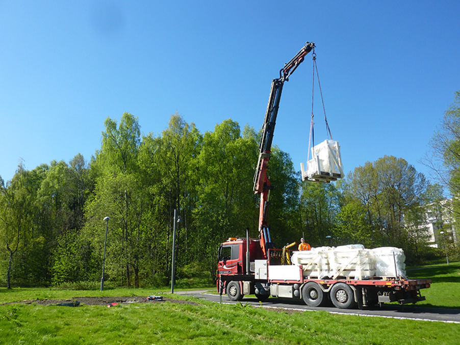 Montering av syv sokler til Skulptuhagen. Foto: Tina Jonsbu Montering av syv sokler til Skulptuhagen. Foto: Tina Jonsbu
