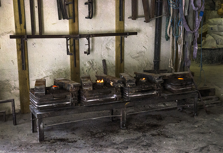 LOOKING UP, VERSJON II av Petter Hepsø Arbeid i støperiet Foto: Signe Marie Andersen