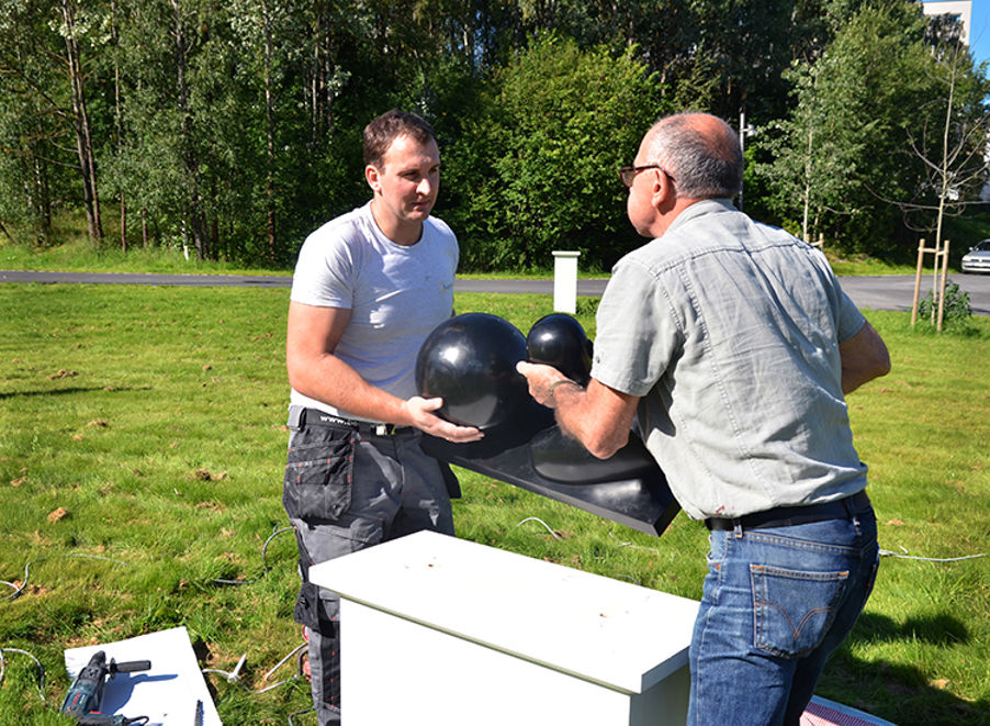 BYSTE OG KLODE av Istvan Lisztes Foto: Signe Marie Andersen BYSTE OG KLODE av Istvan Lisztes Foto: Signe Marie Andersen