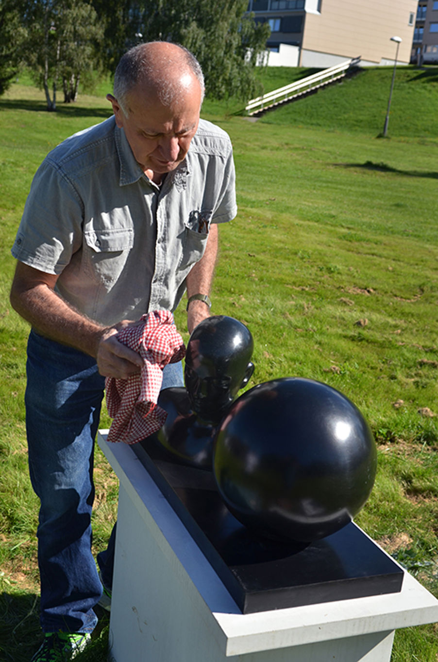 BYSTE OG KLODE av Istvan Lisztes Foto: Signe Marie Andersen BYSTE OG KLODE av Istvan Lisztes Foto: Signe Marie Andersen