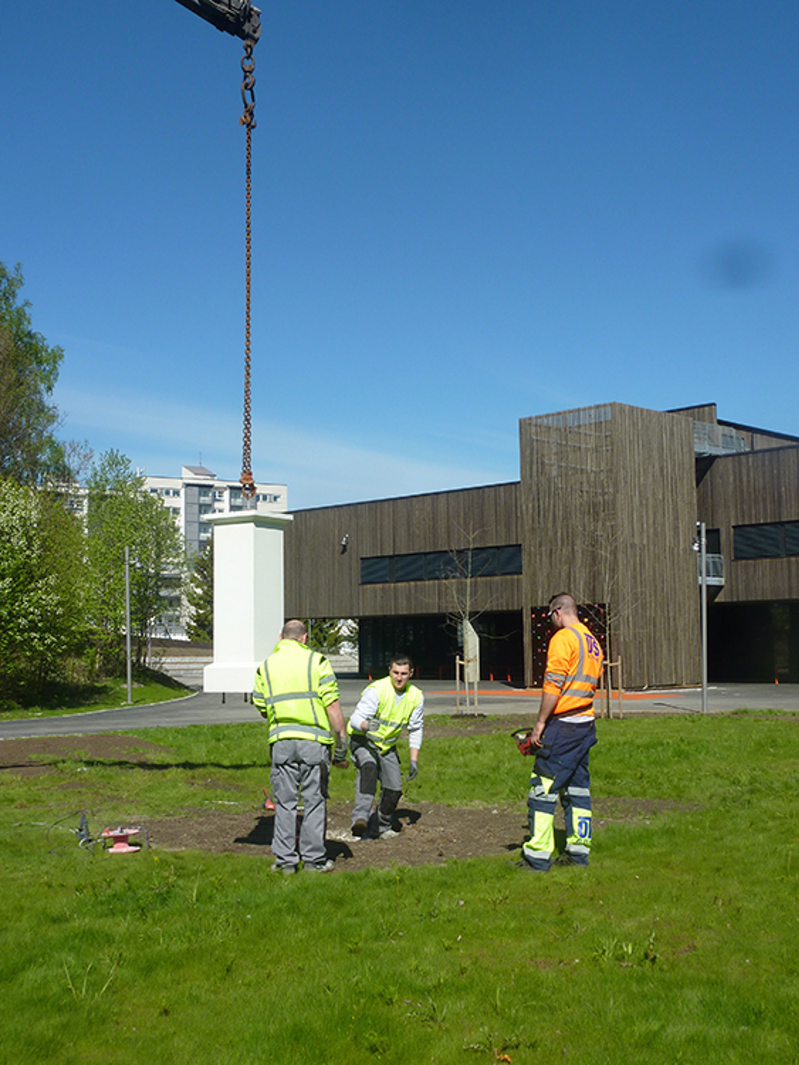 Montering av syv sokler til Skulptuhagen. Foto: Tina Jonsbu