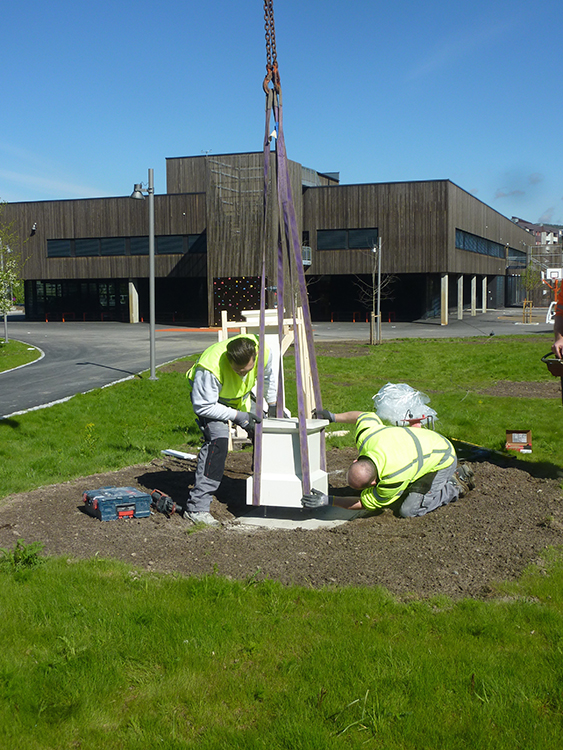 Montering av syv sokler til Skulptuhagen. Foto: Tina Jonsbu