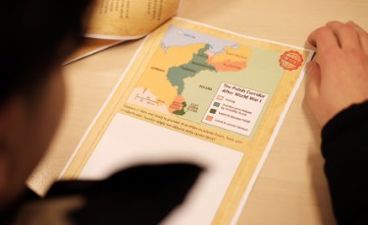 en person som holder en bok